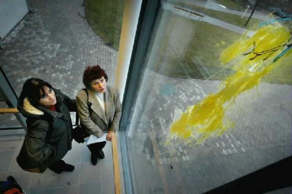 Lärarna Birgitta Montelius och Jenny Burle vid den mest kritiserade målningen, vars gula färg liknas vid en spya, måsskit eller ett krossat ägg. BILDER: LASSE OTTOSSON