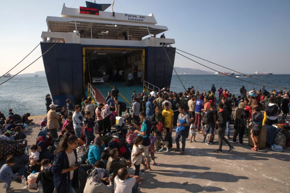 Flyktingar anländer till en hamn i närheten av Aten.