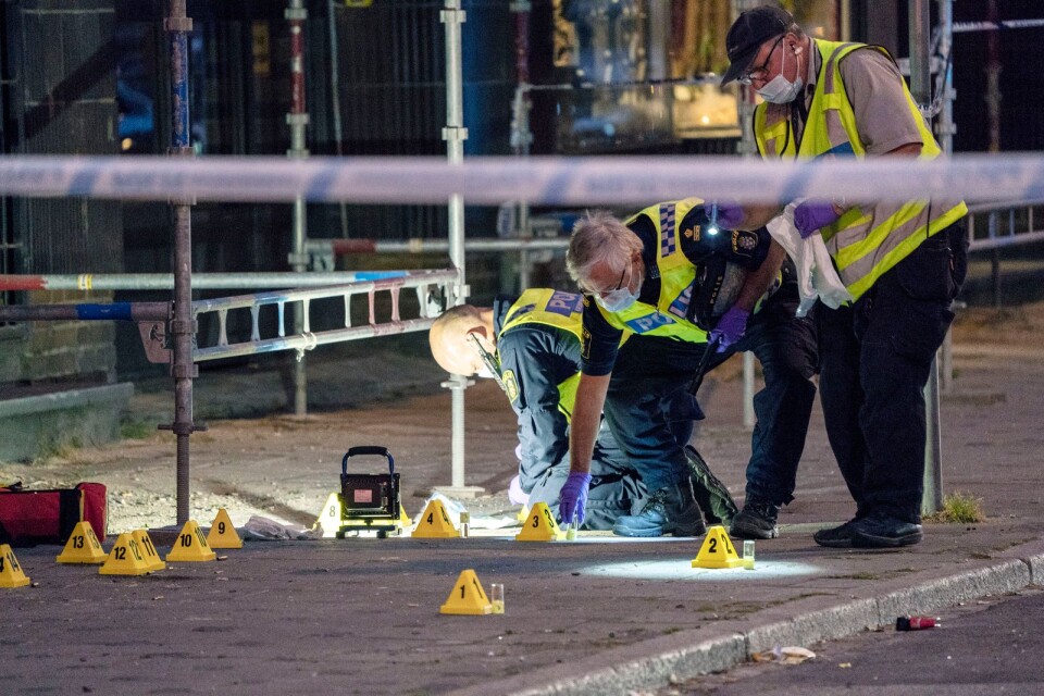 Tre ihjälskjutna och flera skadade efter skjutningen i Malmö. Ett stort antal skott avlossades.