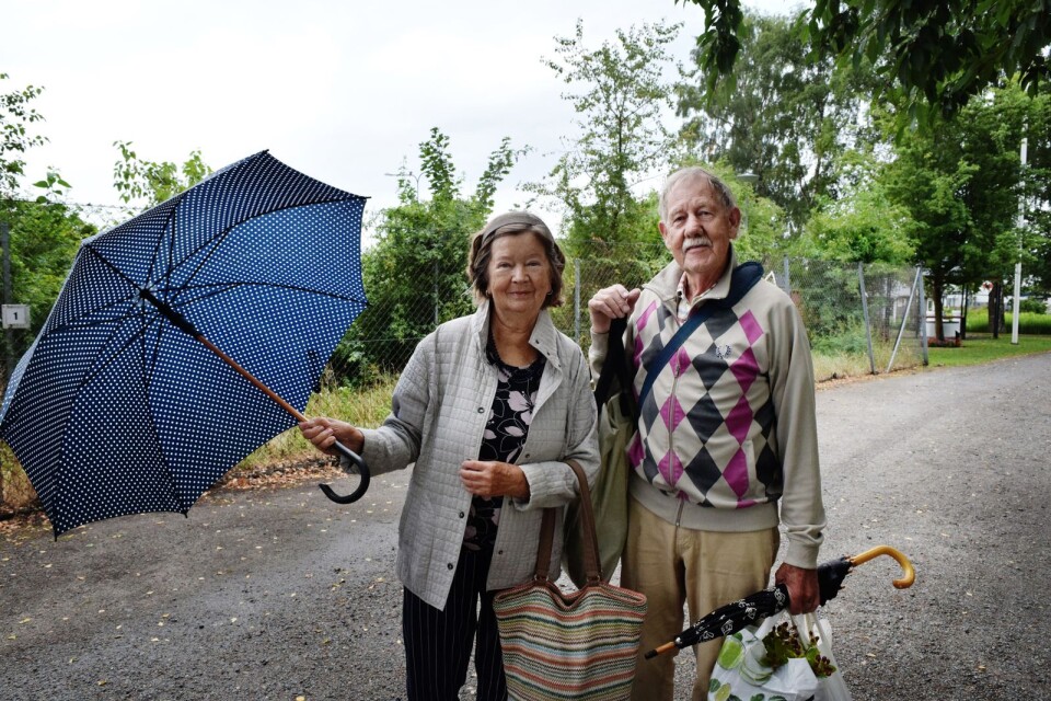Paret Eira Hansson och Bernt Hansson tycker om att det regnar.