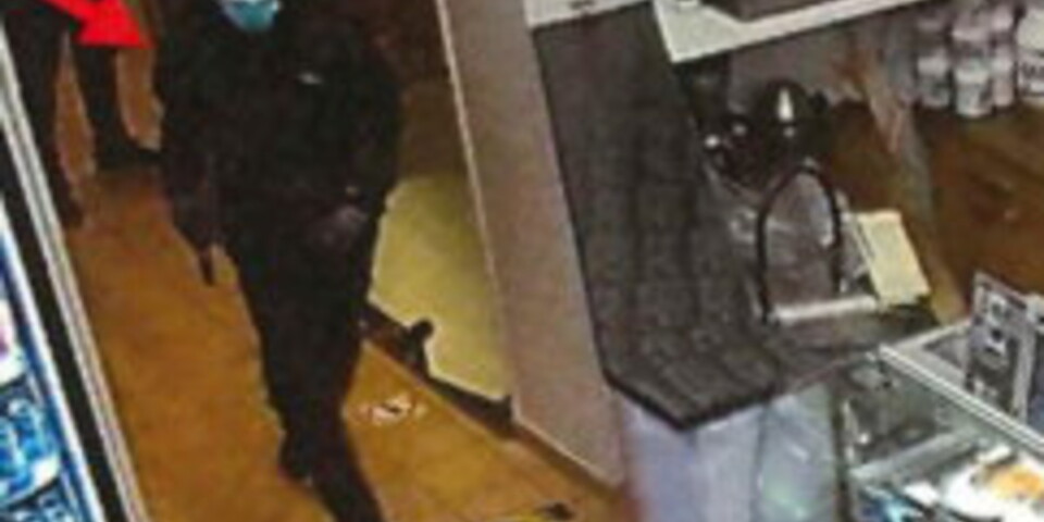 Mördaren lämnar gymmet i centrala Stockholm efter att ha skjutit ihjäl en man i 55-årsåldern den 28 mars 2022. Bild från polisens förundersökning.