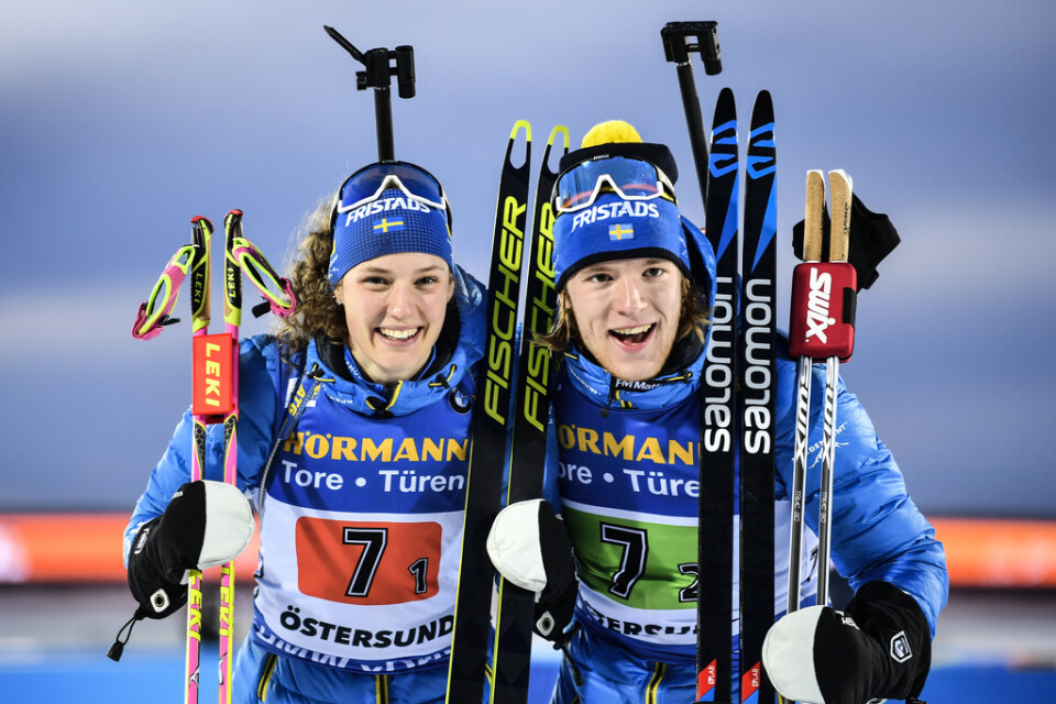 Hanna Öberg och Sebastian Samuelsson vann brons i singelmixedstafetten på skidskytte-VM i våras. Arkivbild.