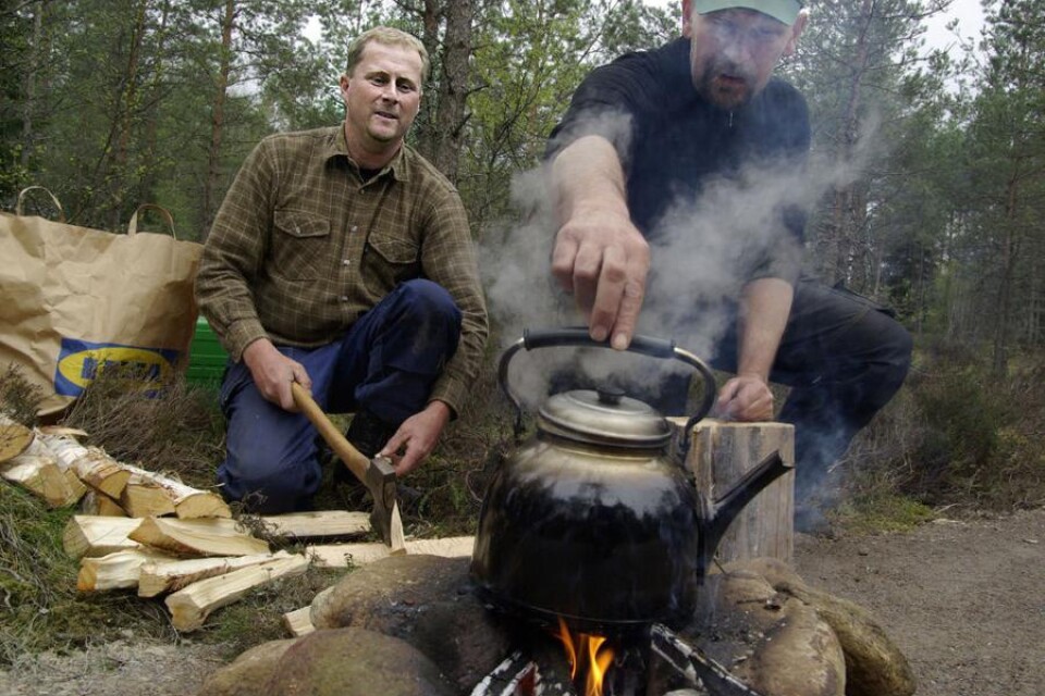 Snickaren Per Gustavsson och Lorentz Ärleskog från Farmartjänst kokade kaffe på björkved.