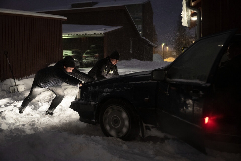 En bil har körde fast i snöovädret i Umeå på tisdagsmorgonen.
