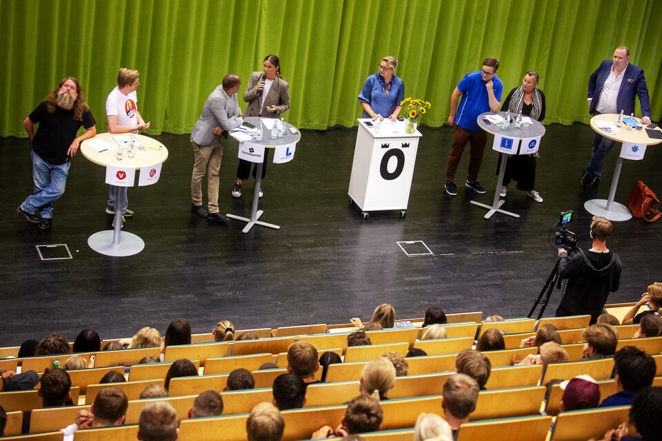 Valdebatt på Österänggymnasiet, från vänster Mikael Persson (V), Kalle Olofsson (S), Qalinle Dayib (C), Henny Tillberg (L), debattledaren Sofia Nerbrand,  Alexander Harrison (KD), Camilla Palm (M) och Ian Fernheden (SD).