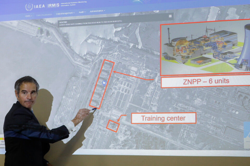 IAEA:s generaldirektör Rafael Mariano Grossi pekar ut de sex generatorerna i Zaporizjzja, under en presskonferens. Den byggnad som utsattes för ryskt angrepp natten mot fredag är markerad i rött längre ner i bild.