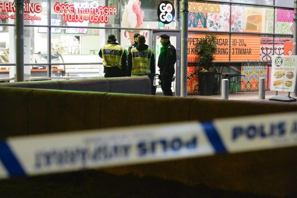 Den 25-årige man som misstänks ha skjutit ihjäl en 30-årig man vid köpcentret Mobilia i Malmö för ett par veckor sedan har häktats som på sannolika skäl misstänkt för mord. Många människor blev vittne till skottlossningen som startade inne på en grill i