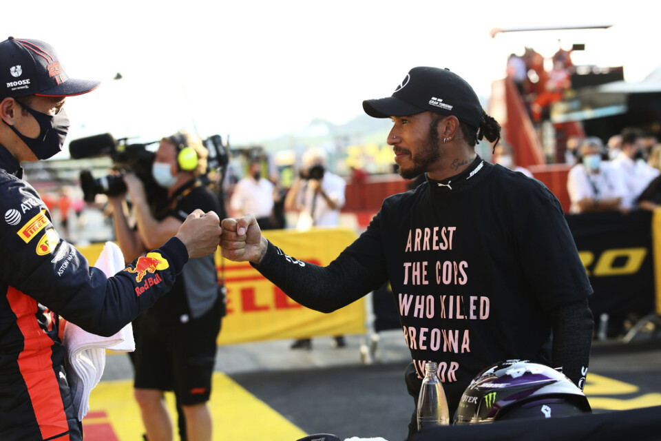 Lewis Hamilton firade segern i det senaste F1-loppet i Toscana iklädd en tröja med texten: Grip polisen som dödade Breonna Taylor.