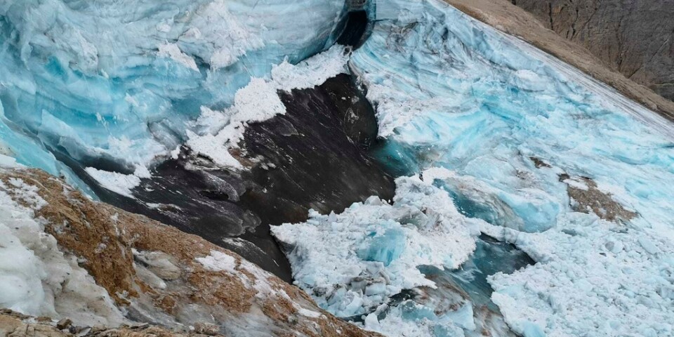 En stor klump bröts av från glaciären på Marmolada och störtade ned.