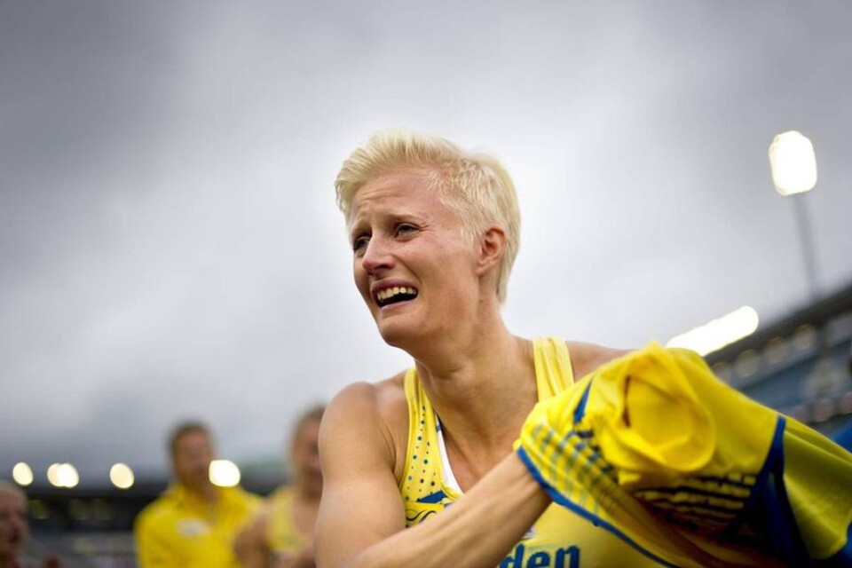 TÅRAR. En rörd Carolina Klüft hyllas av lagkamrater och publik sedan hon gjort sin sista internationella tävling på tredjesträckan av 4x400-stafetten under Finnkampen på Ullevi i Göteborg.