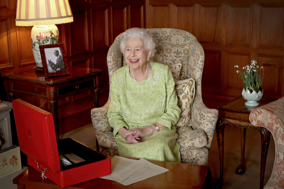 Drottning Elizabeth|II, tidigare i veckan, med sin röda låda med viktiga dokument att läsa.