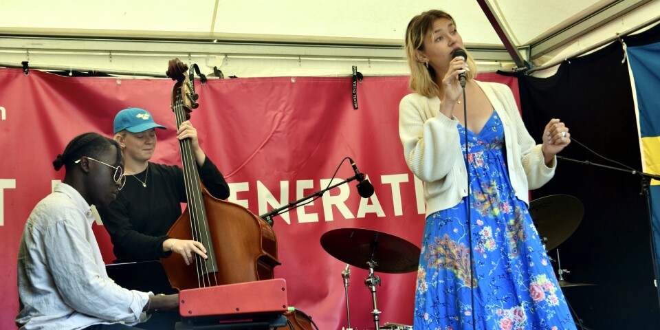 Ung jazz Hos Morten på jazzfestivalen 2022. vokalisten  Irma Neumüller med band var en av dem som uppträdde under jazzfestivalen. Här med Thiery Marazanye på piano och Hilda Nordkvist på bas.