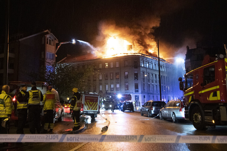 Fyravåningshuset som började brinna i Malmö natten till fredag bedöms vara totalskadat.