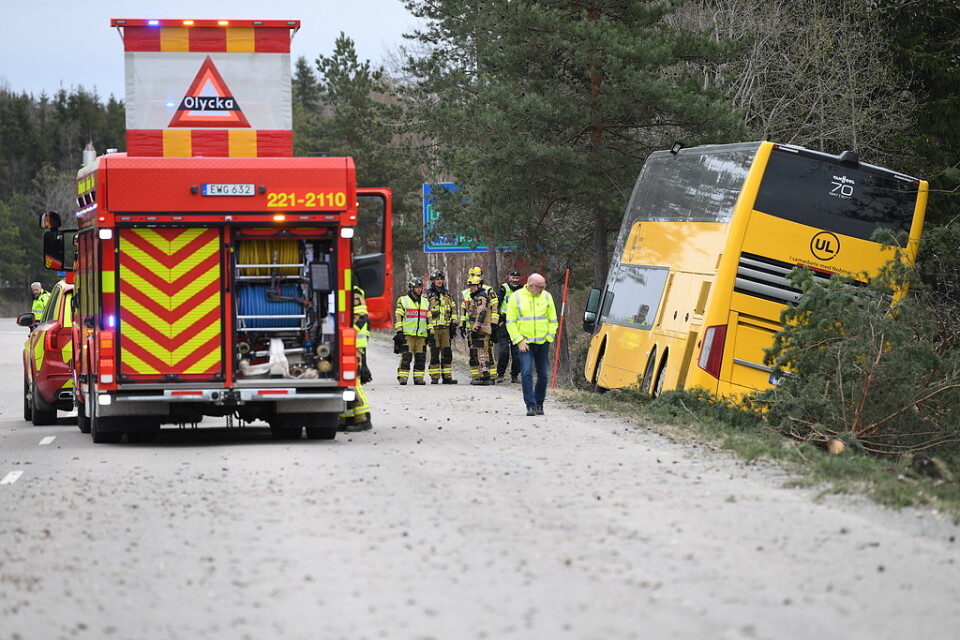 Föraren och en passagerare skadades när en dubbeldäckad buss välte i Enköping.