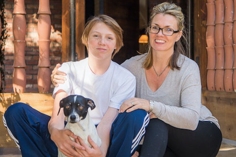 Petra Rask Anderson, sonen Michael och hunden Alice utanför hemmet i Bell Canyon.