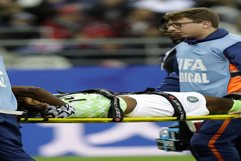 Nigerias och Piteås Faith Ikidi Michael bars ut på bår i VM-premiärmatchen mot Norge (0–3).