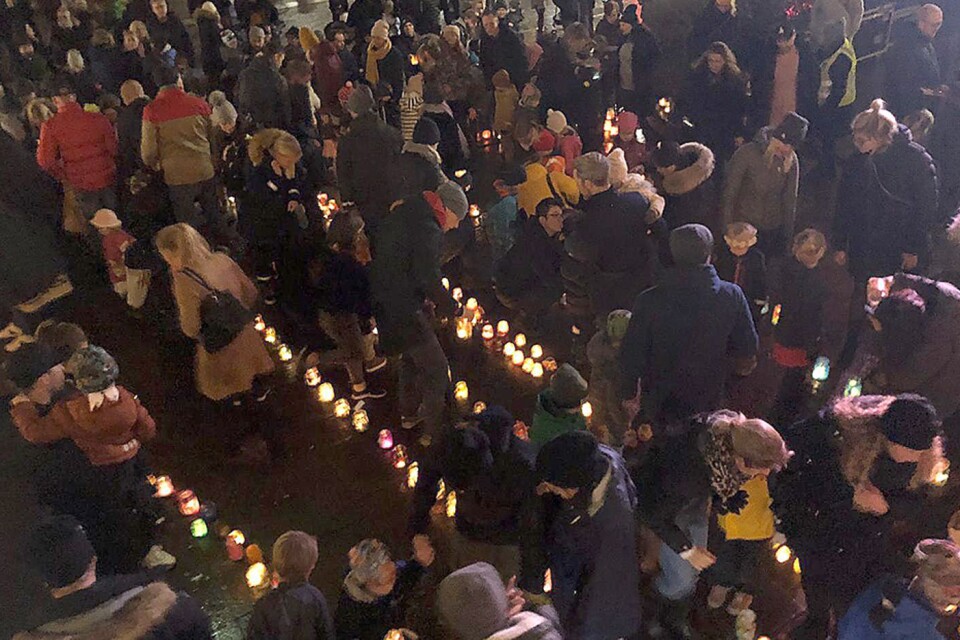 Ljusmanifestationen på Stora torget i Borås, för att fira att barnkonventionen har fyllt 30 år, lockade många barn och vuxna – trots det regniga novembervädret.