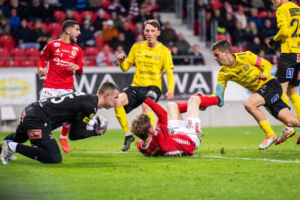 Mjällbys målvakt Samuel Brolin och Jesper Gustavsson samt Kalmars Oliver Berg under fotbollsmatchen i Allsvenskan mellan Kalmar och Mjällby den 20 oktober 2022 i Kalmar.