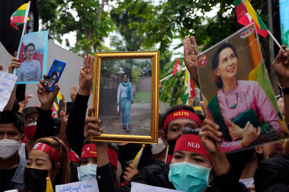 Aung San Suu Kyis anhängare demonstrerar vid Myanmars ambassad i Thailand. Bilden är tagen i juli i år.