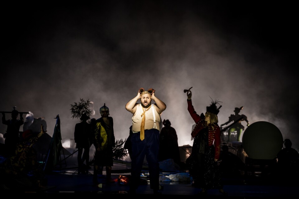 Misha Kiria, som titelrollens Falstaff i Malmö Operas uppsättning av Verdis "Falstaff". Här efter paus, och det mediala landskapet är borta.