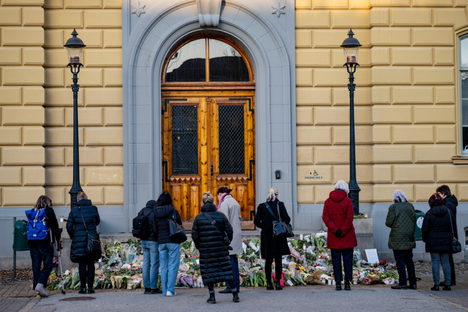 Malmö i mars 2022: En strid ström av sörjande passerar förbi de blommor, ljus och hälsningar som placerats trappan vid huvudingången utanför Latinskolan. Arkivbild.