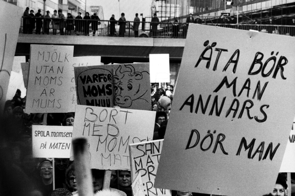 Krav på pristak på mat är inget nytt. Skärholmsfruar demonstrerade för 51 år sedan i Stockholm mot de höga matpriserna. Bilden tagen 1972.