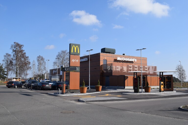 McDonalds får resa hög skylt – men sänker den fem meter