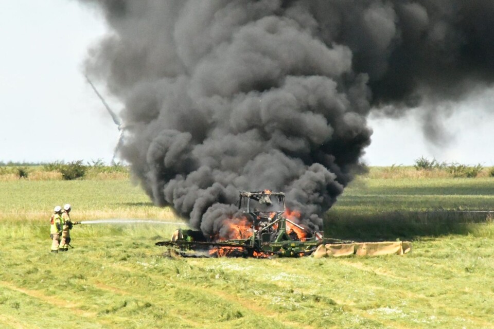 Räddningstjänsten lät delar av traktorn brinna ner till grunden.