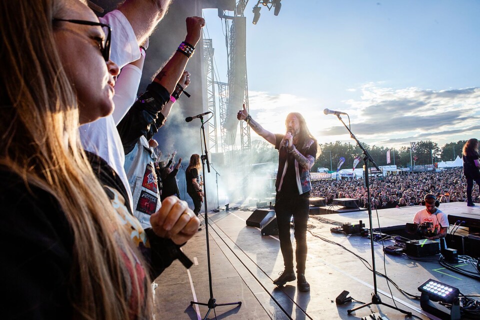 Sydöstran följer med backstage och upp på scenen med Hammerfall tillsammans med ett 40-tal fans under 2019 års Sweden rock festival.