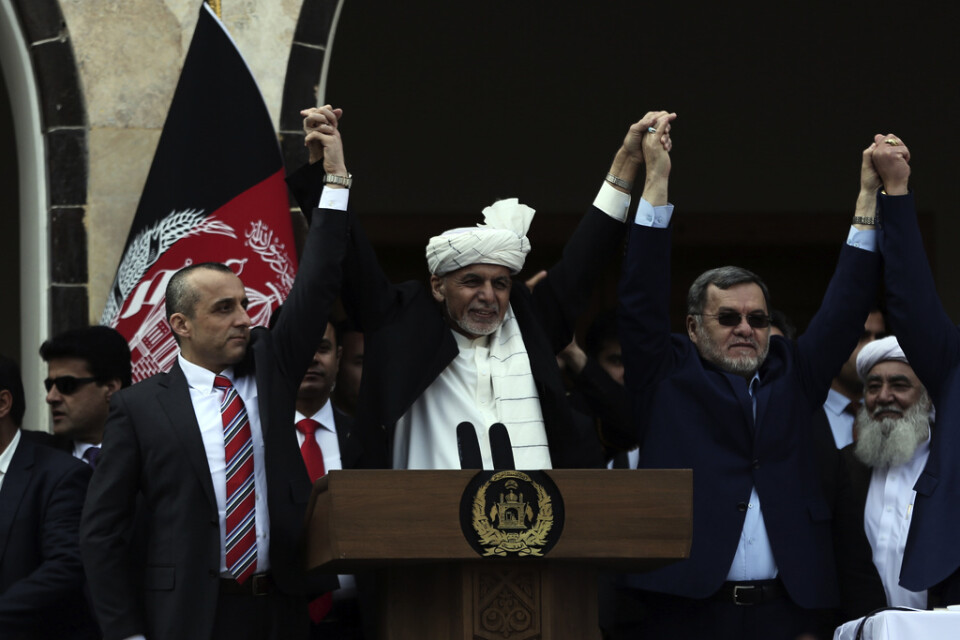 Afghanistans president Ashraf Ghani, i vit turban, vid måndagens installationsceremoni i Kabul.