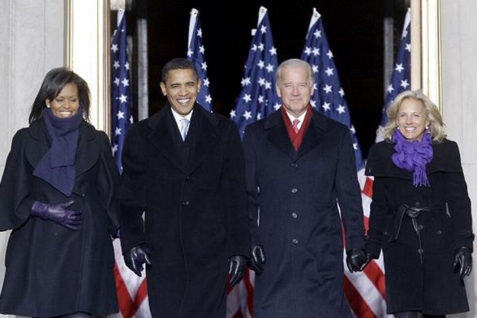 Michelle Obama, Barack Obama, vice presidenten Joe Biden och hans fru Jill, på väg till Vita huset.