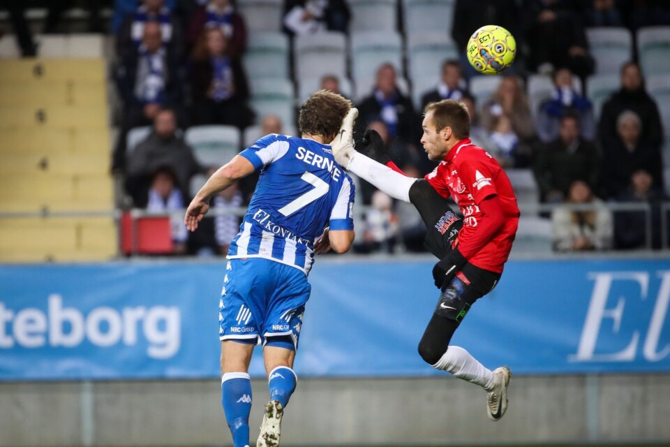 Zoran Jovanovic (th) sparkar IFK:s Tobias Hysén i huvudet och får rött kortunder lördagens fotbollsmatch i allsvenskan mellan IFK Göteborg och Trelleborgs FF på Gamla Ullevi.