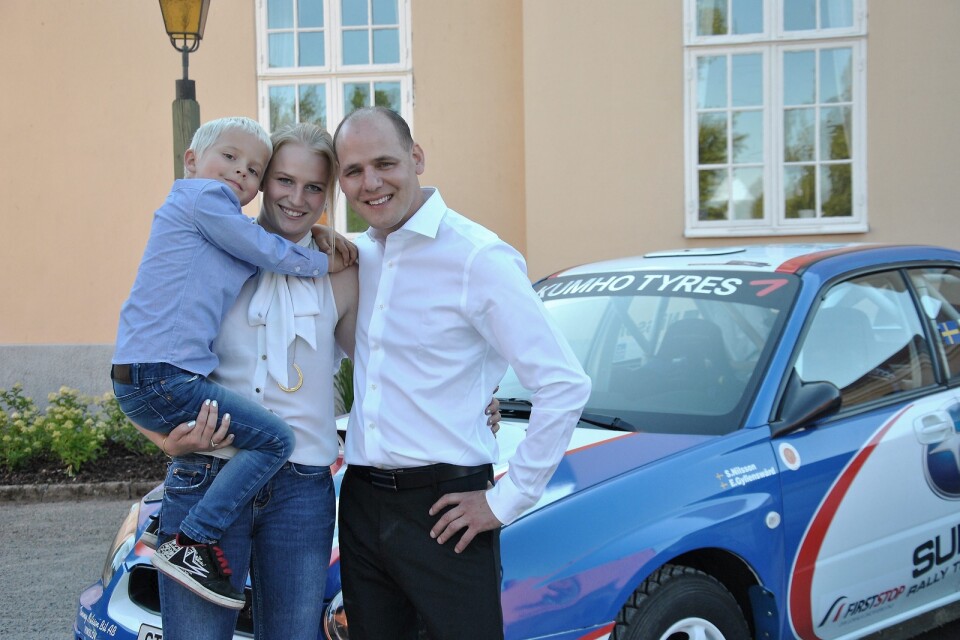 Esmeralda Gyllenswärd och Stoffe Nilsson kör sitt första Snapphanerally tillsammans. Liam är pappas störste supporter. Foto: Marika Höghäll