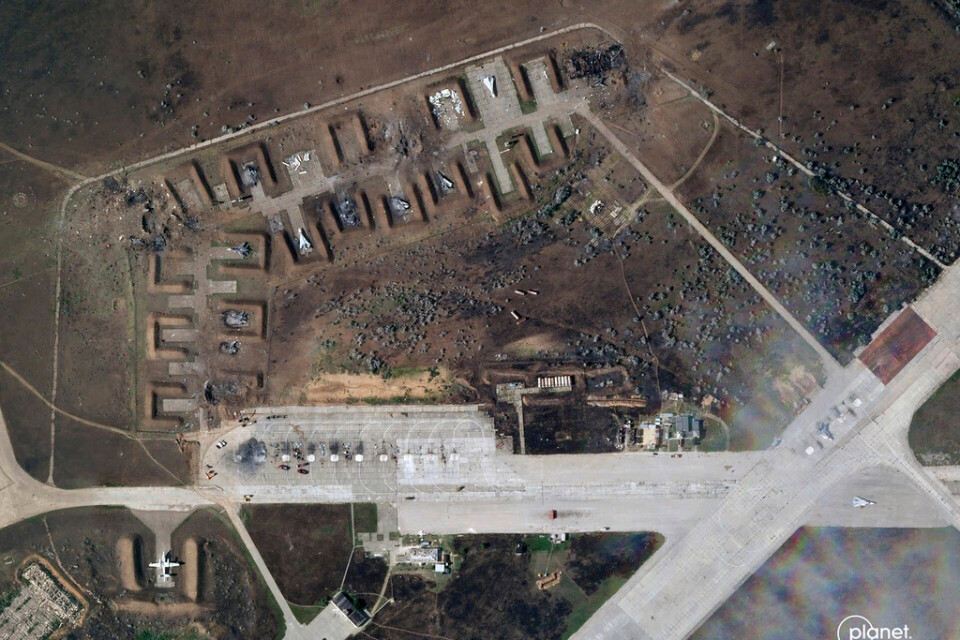 En satellitbild uppges visa förstörda flygplan på den ryska flygbasen Saky på Krim