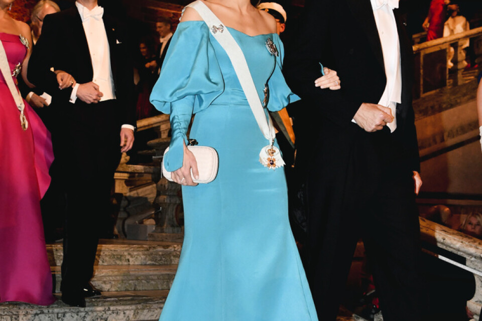 Prinsessan Sofia och Didier Queloz, Nobelpristagare i fysik anländer till Nobelbanketten i Stockholms stadshus.