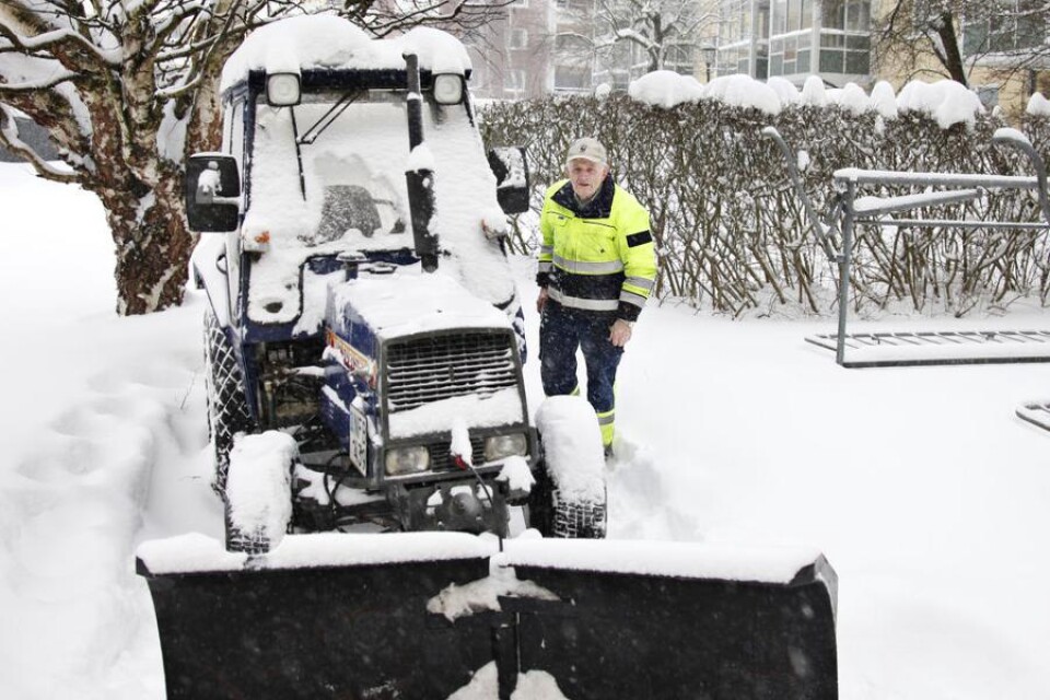 Stig Ekström, Oskarshamns Trädgårdsservice, skottar åt HSB-fastigheter i Oskarshamn. Han har en egen traktor men den klarar inte av snömassorna som kommit - så han handskottar och har hyrt in en större maskin.