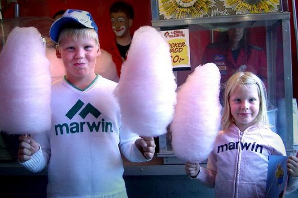 Linus Jeppson och Mikaela Heiman passade på att köpa sockervadd innan föreställningen.