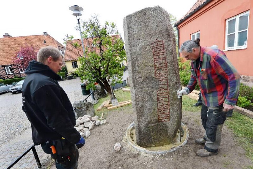 Historiskt. Jimmy Håkansson, tekniker på Regionmuseet Kristianstad, och konservatorn Paterik Stocklossa hjälps åt att få runstenen att stå stabilt.