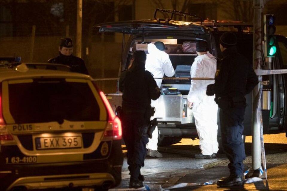 Polis och kriminaltekniker spärrar av och undersöker ett område kring Bredgatan i Helsingborg efter ett bråk.
