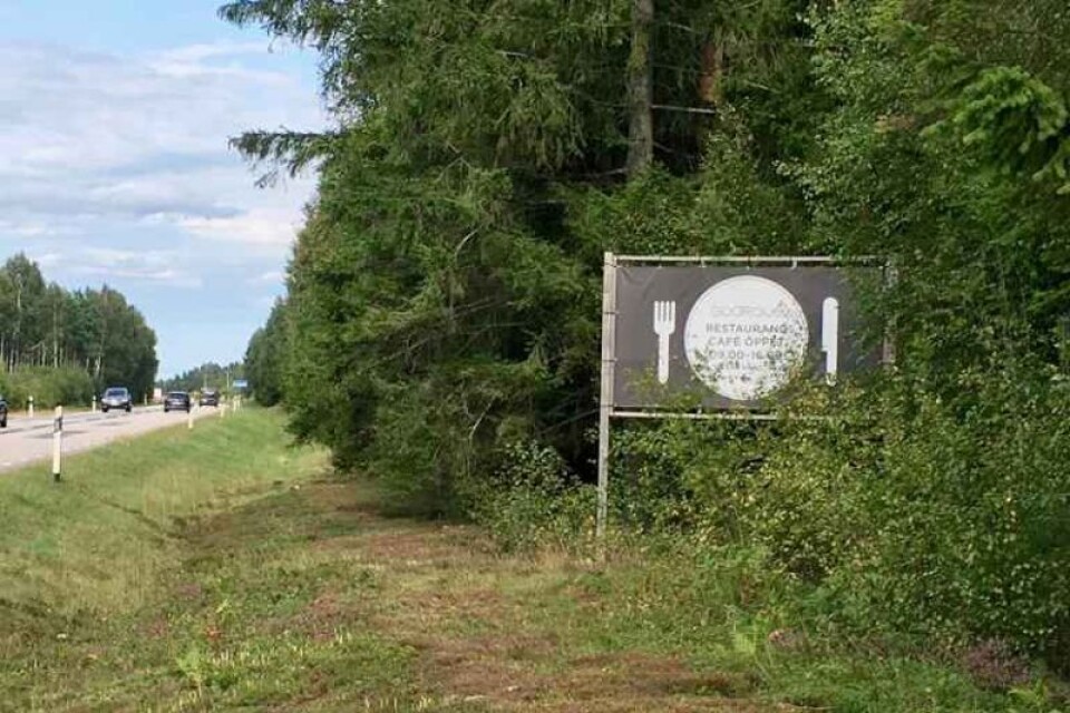 En av de olagliga skyltarna längs 23:an mellan Växjö och Älmhult som Trafikverket dömt ut.