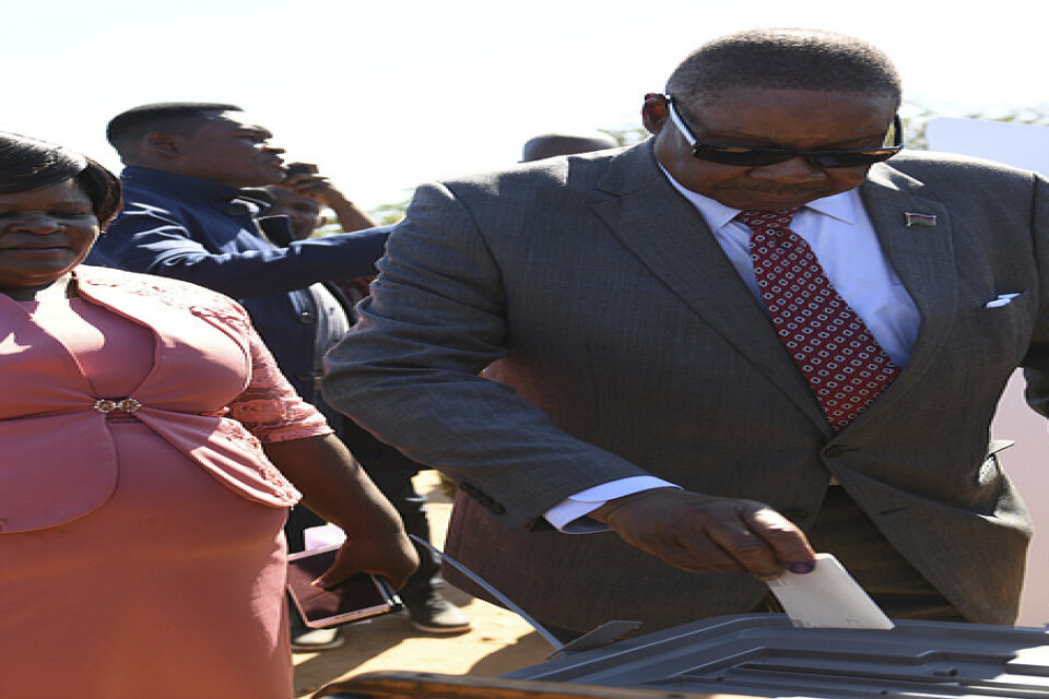 President Peter Mutharika när han röstade i tisdagens val.