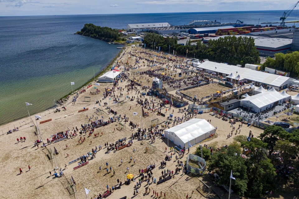 Evenemangsstranden i Åhus, inklusive stängslet och strandremsan.