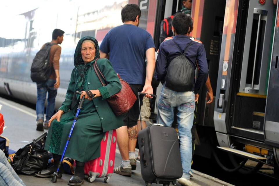 Tåg med hundratals migranter anlände sent i går till södra Tyskland, sedan myndigheterna i Österrike uppenbarligen gett upp försöken att stoppa flyktingar som redan sökt asyl i Ungern. I München togs migranterna emot av polisen för registrering innan de
