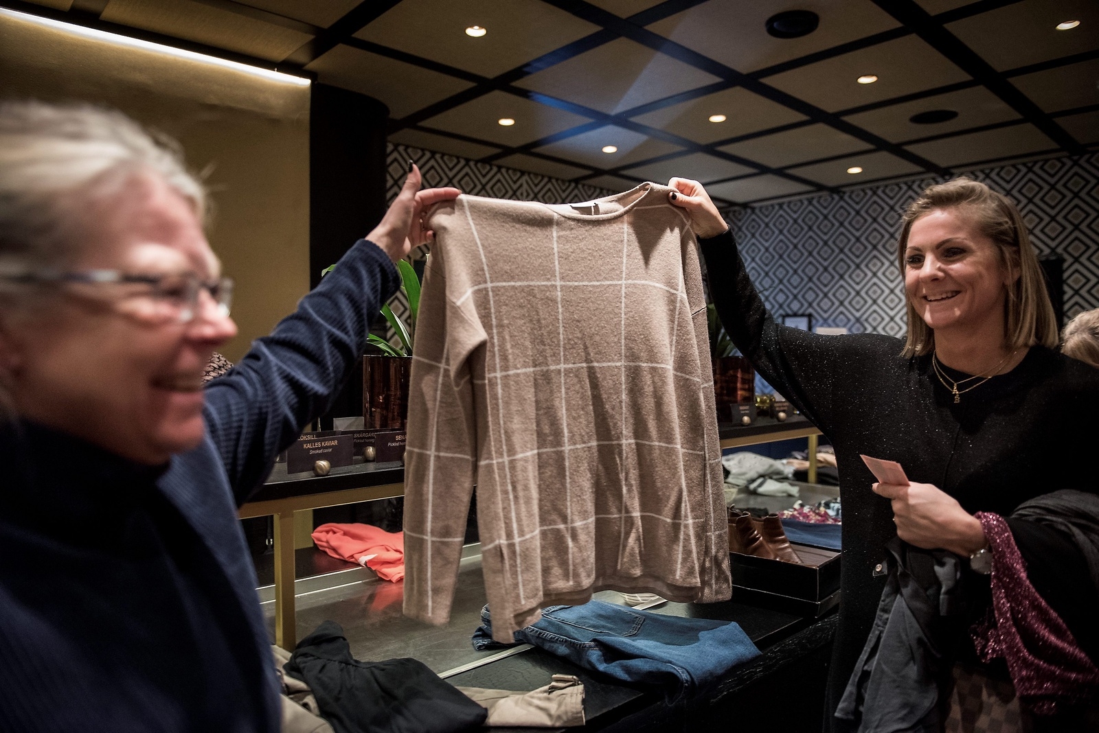 Kanske en ny tröja? Eva Ahlkvist och Malin Christiansson hoppas på nya fynd.