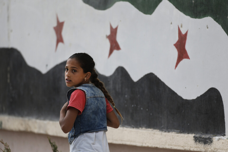 En flicka går förbi ett sjukhus i norra Syrien. Arkivfoto.