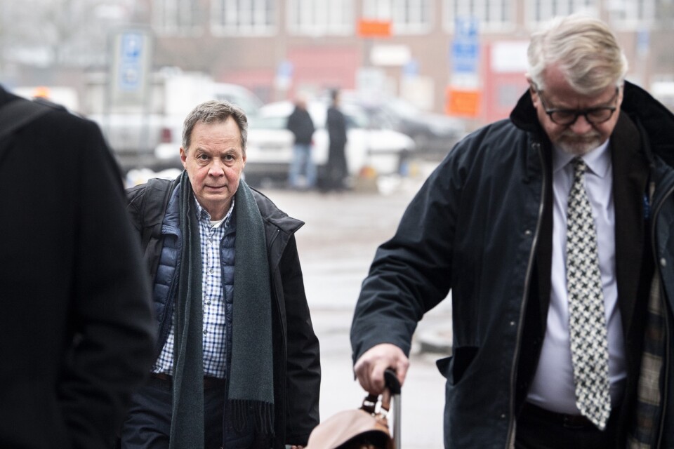 Karl Hedin anländer till Västmanlands tingsrätt i Västerås under den första förhandlingsdagen i måndags. Förhandlingen fortsatte under tisdagen.