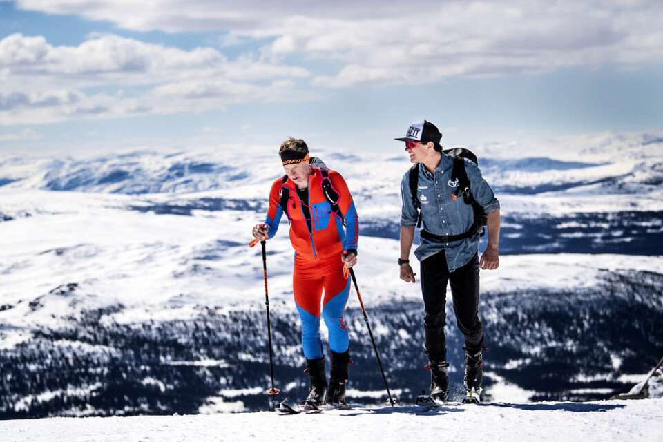 Nils van der Poel, till höger, tillsammans med tränaren Johan Röjler under en träningsdag på skidor i Åre.