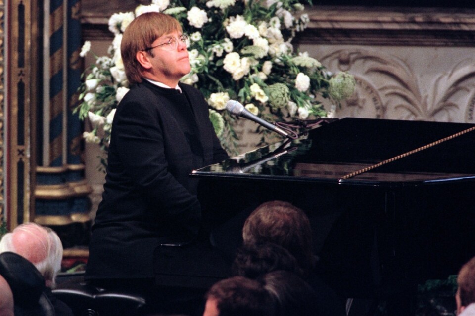 Elton John framför den nyskrivna versionen av "Candle in the wind" under prinsessan Dianas begravning i Westminster Abbey, den 6 september 1997. Arkivbild.
