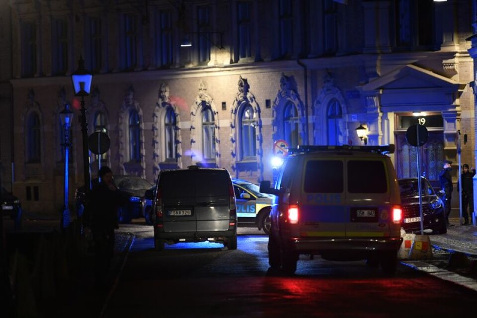 Flera personer kastade brinnande föremål mot judiska församlingens lokaler vid synagogan i centrala Göteborg.