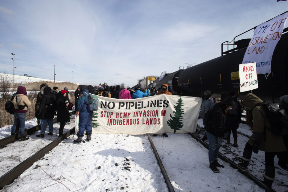 Demonstranter blockerar en järnväg i Toronto till stöd för ursprungsbefolkningen Wet'suwet'en.